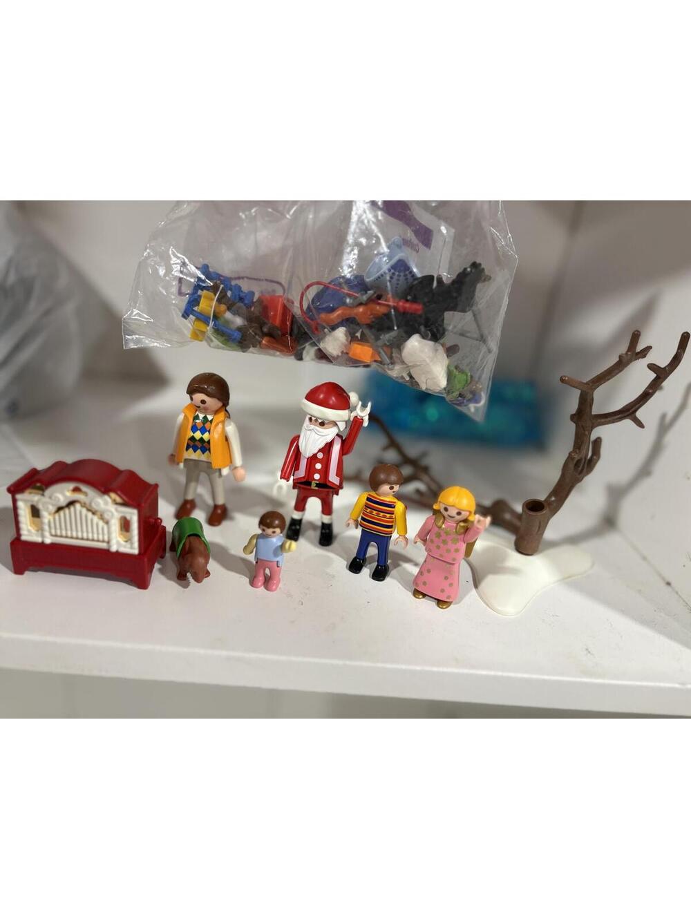 Playmobil Holiday Family and Accessories Set